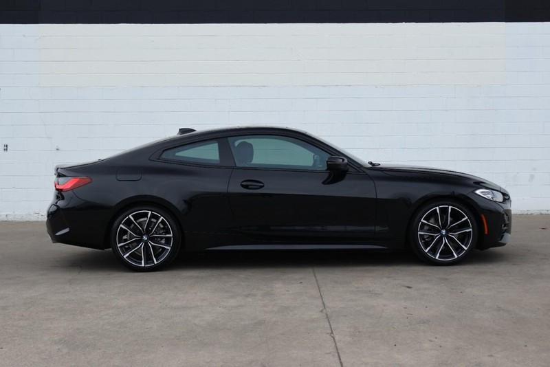 BMW 430i Vehicle Full-screen Gallery Image 04