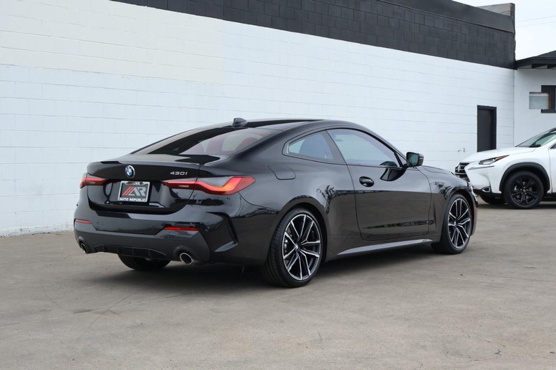 BMW 430i Vehicle Full-screen Gallery Image 05