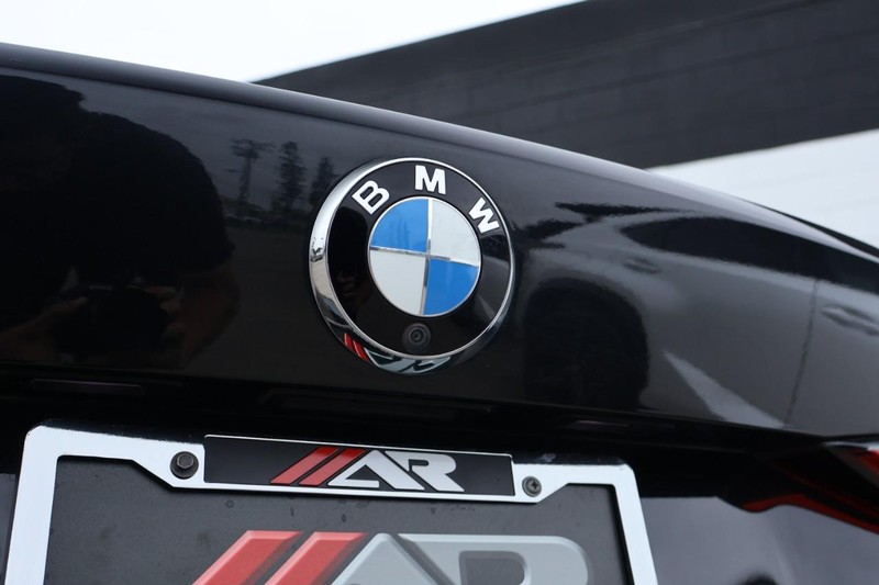 BMW 430i Vehicle Full-screen Gallery Image 08