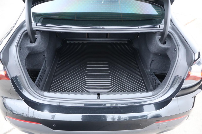 BMW 430i Vehicle Full-screen Gallery Image 09