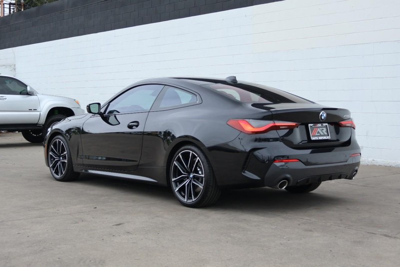 BMW 430i Vehicle Full-screen Gallery Image 10