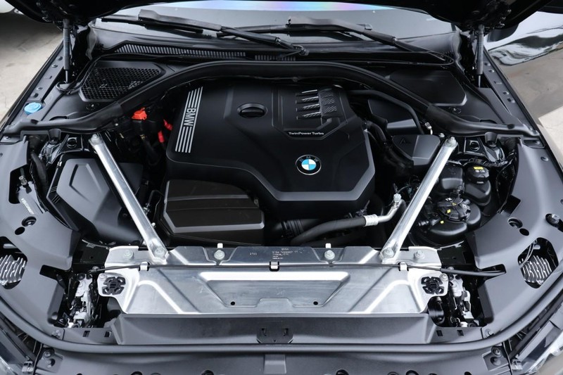 BMW 430i Vehicle Full-screen Gallery Image 13