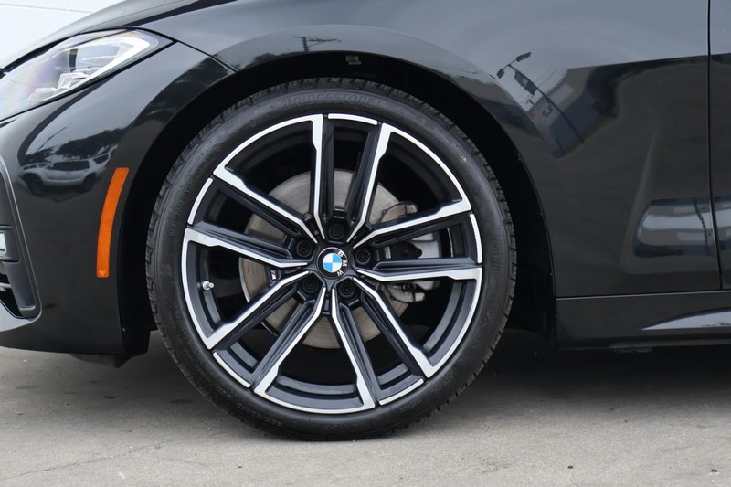 BMW 430i Vehicle Full-screen Gallery Image 14