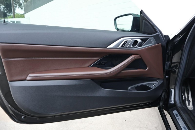 BMW 430i Vehicle Full-screen Gallery Image 15