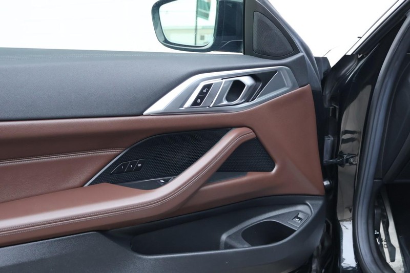 BMW 430i Vehicle Full-screen Gallery Image 16