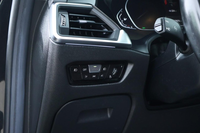 BMW 430i Vehicle Full-screen Gallery Image 18