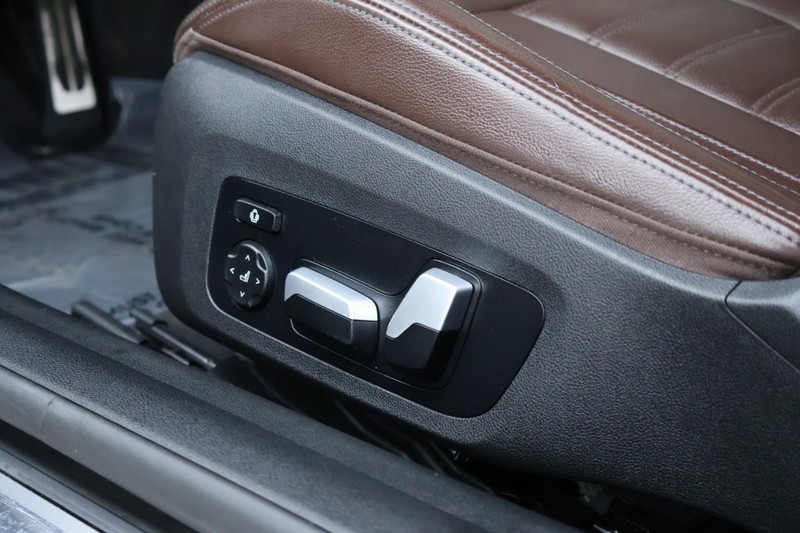 BMW 430i Vehicle Full-screen Gallery Image 19