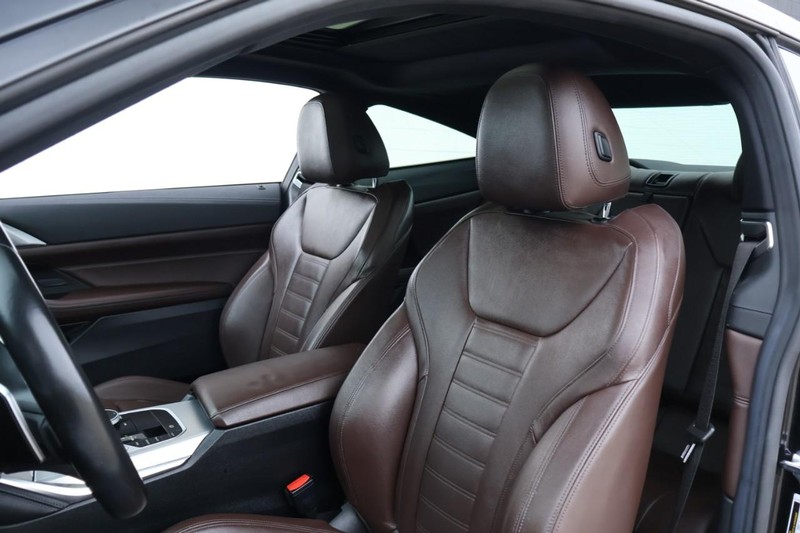 BMW 430i Vehicle Full-screen Gallery Image 20