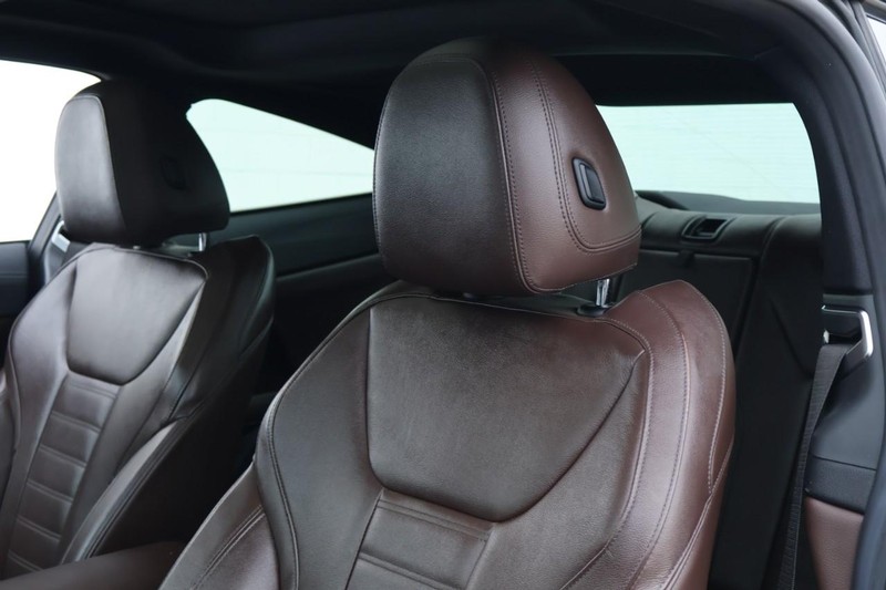 BMW 430i Vehicle Full-screen Gallery Image 21