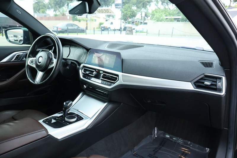 BMW 430i Vehicle Full-screen Gallery Image 22