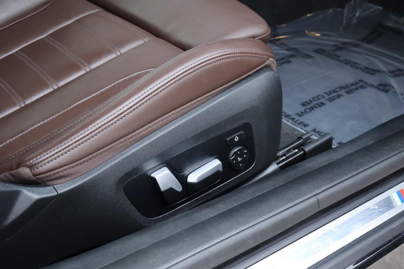 BMW 430i Vehicle Full-screen Gallery Image 23