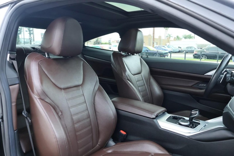 BMW 430i Vehicle Full-screen Gallery Image 24