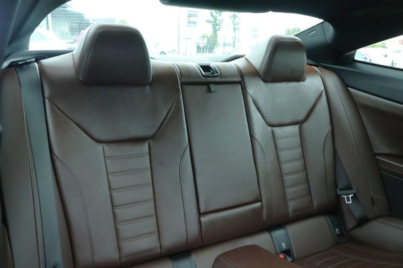 BMW 430i Vehicle Full-screen Gallery Image 25