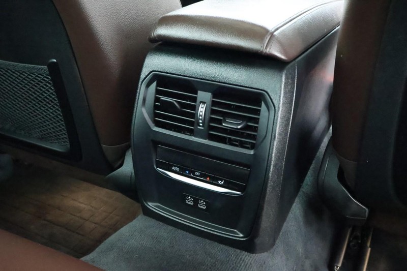 BMW 430i Vehicle Full-screen Gallery Image 26