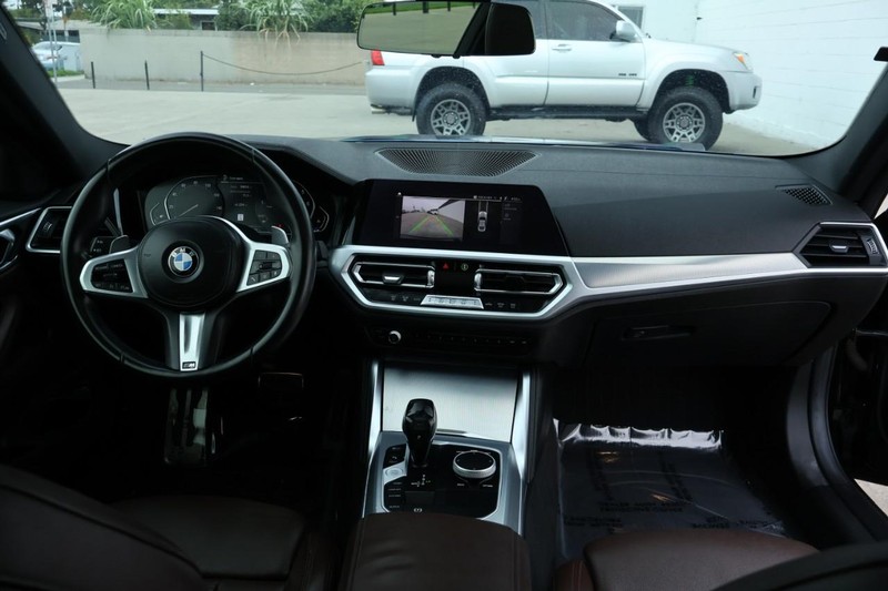 BMW 430i Vehicle Full-screen Gallery Image 27