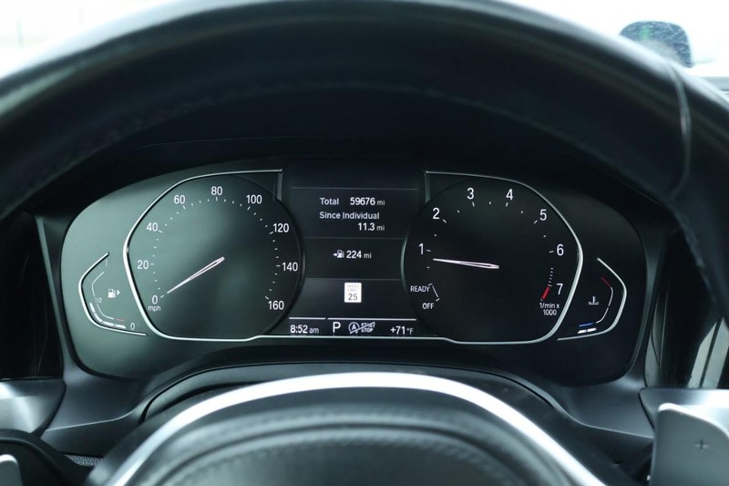 BMW 430i Vehicle Full-screen Gallery Image 28