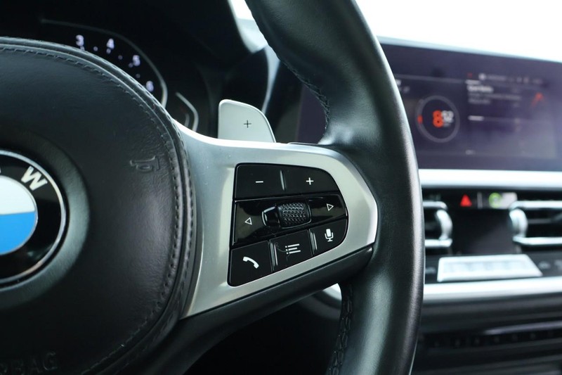 BMW 430i Vehicle Full-screen Gallery Image 31