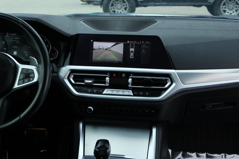 BMW 430i Vehicle Full-screen Gallery Image 32