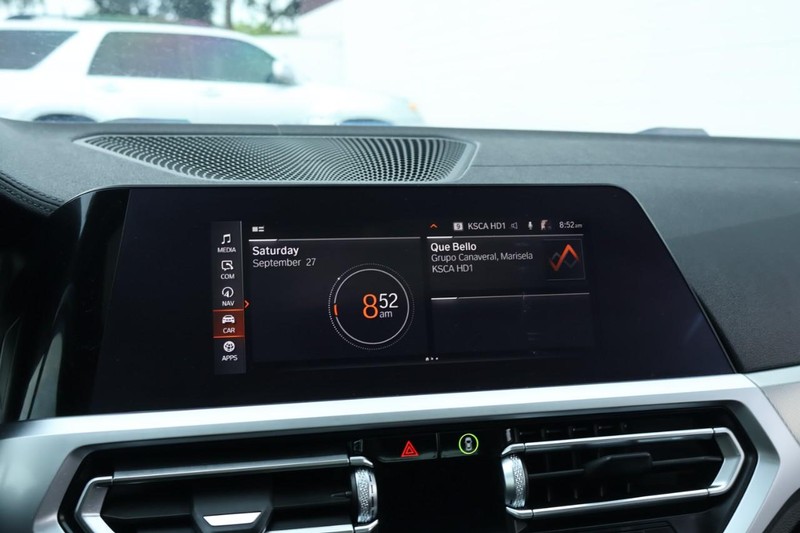 BMW 430i Vehicle Full-screen Gallery Image 34
