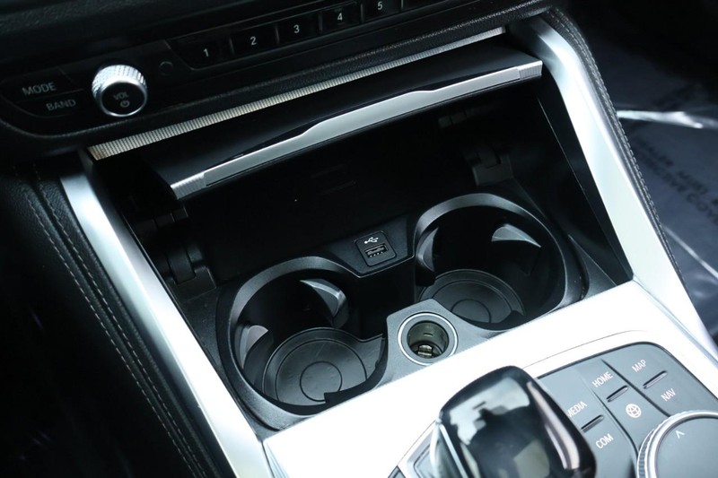 BMW 430i Vehicle Full-screen Gallery Image 36