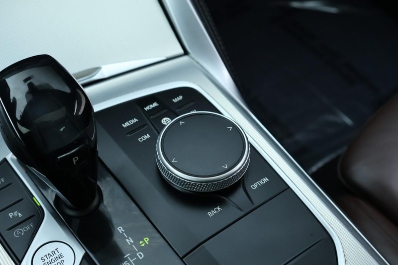 BMW 430i Vehicle Full-screen Gallery Image 37