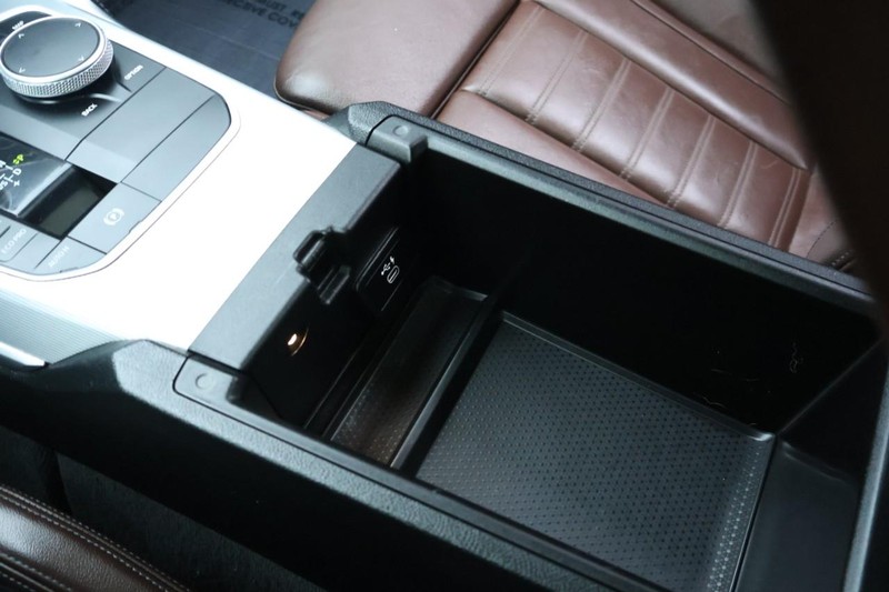 BMW 430i Vehicle Full-screen Gallery Image 39