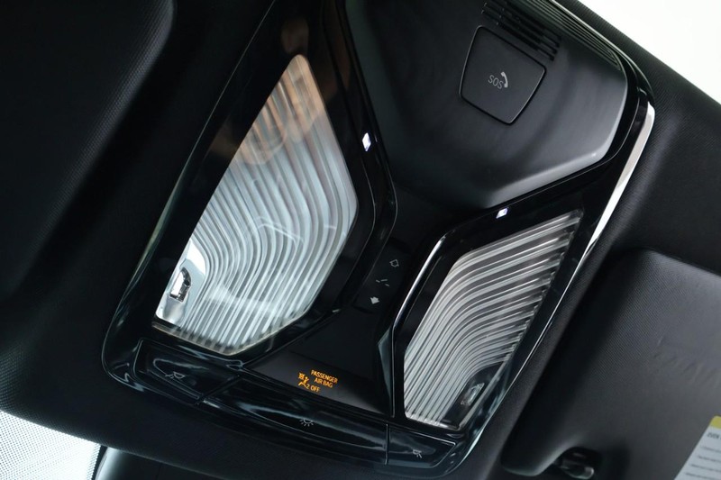 BMW 430i Vehicle Full-screen Gallery Image 40