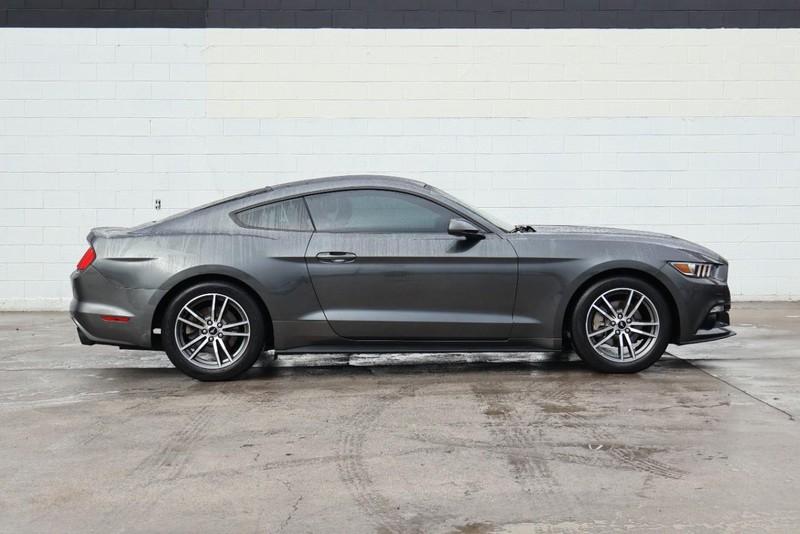 Ford Mustang Vehicle Full-screen Gallery Image 04