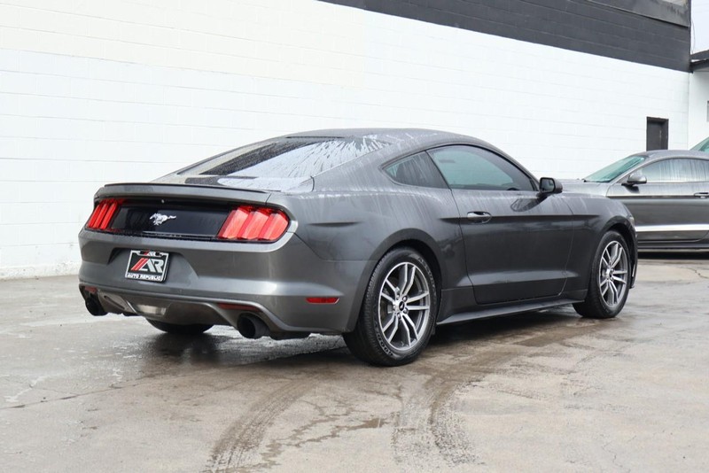 Ford Mustang Vehicle Full-screen Gallery Image 05