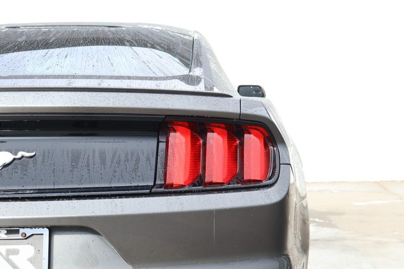 Ford Mustang Vehicle Full-screen Gallery Image 07