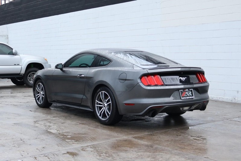 Ford Mustang Vehicle Full-screen Gallery Image 10