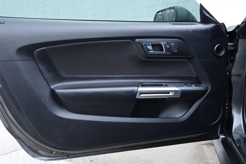 Ford Mustang Vehicle Full-screen Gallery Image 15