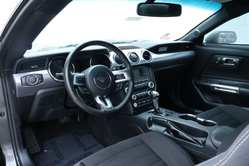 Ford Mustang Vehicle Full-screen Gallery Image 16