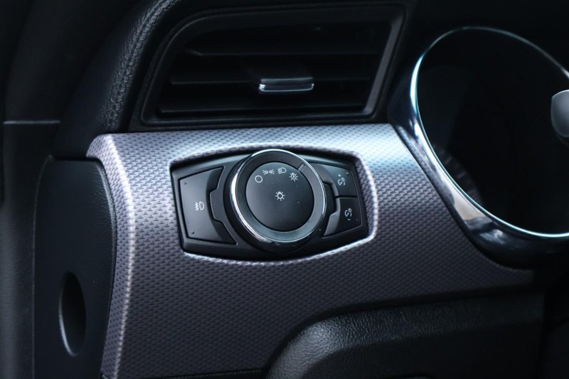 Ford Mustang Vehicle Full-screen Gallery Image 17