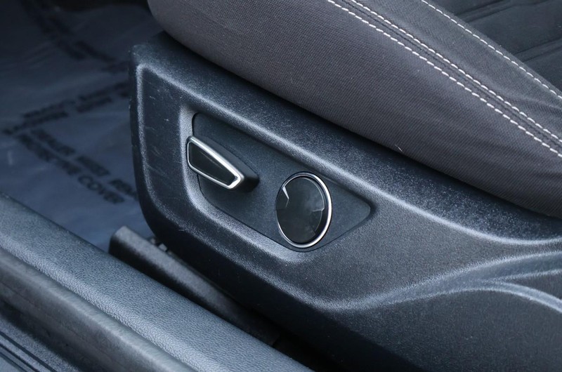 Ford Mustang Vehicle Full-screen Gallery Image 18