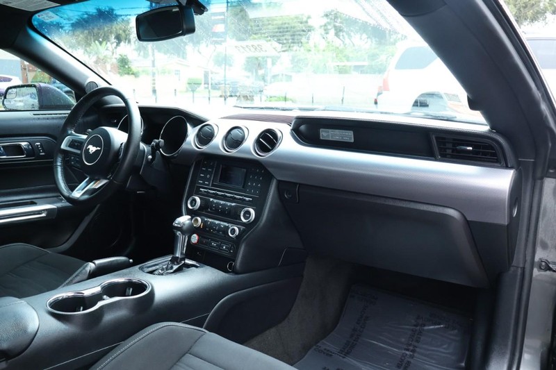 Ford Mustang Vehicle Full-screen Gallery Image 21