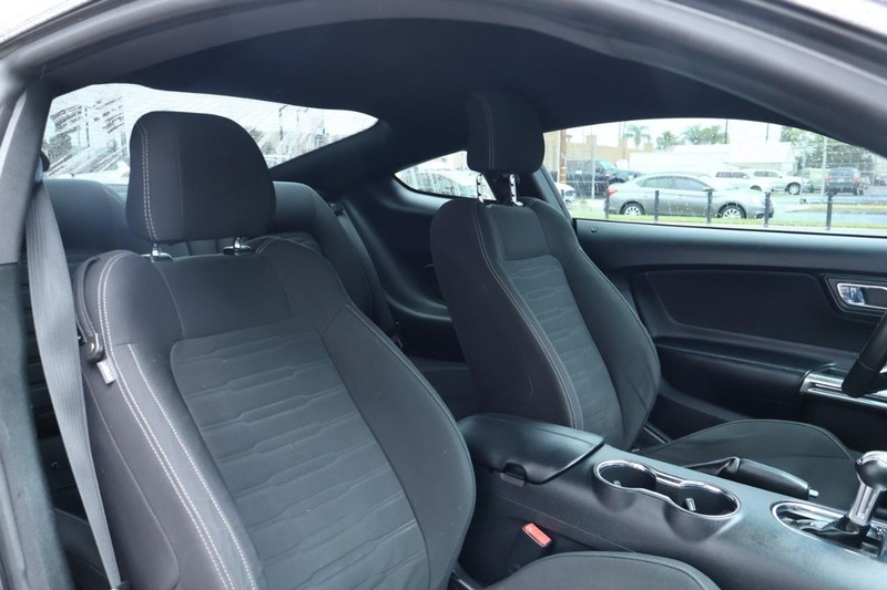 Ford Mustang Vehicle Full-screen Gallery Image 23