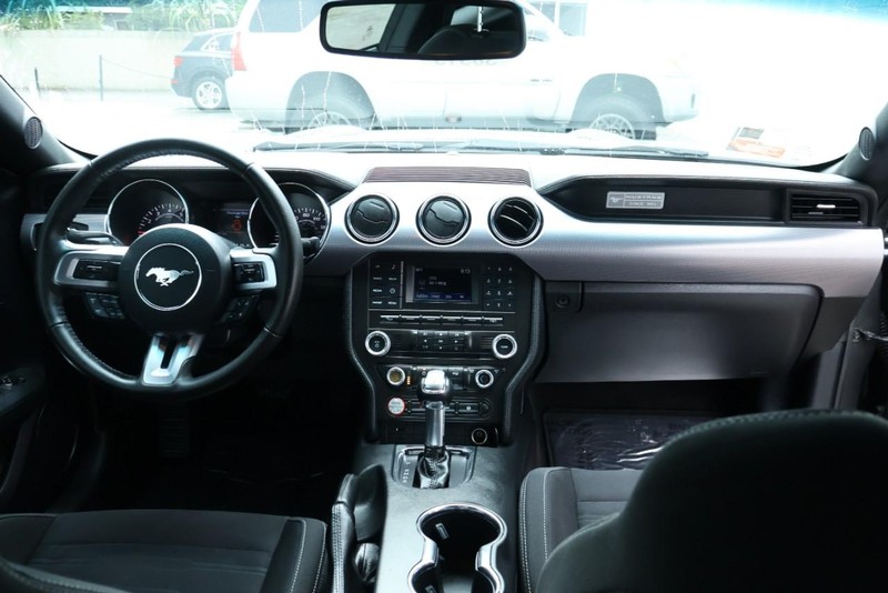 Ford Mustang Vehicle Full-screen Gallery Image 24