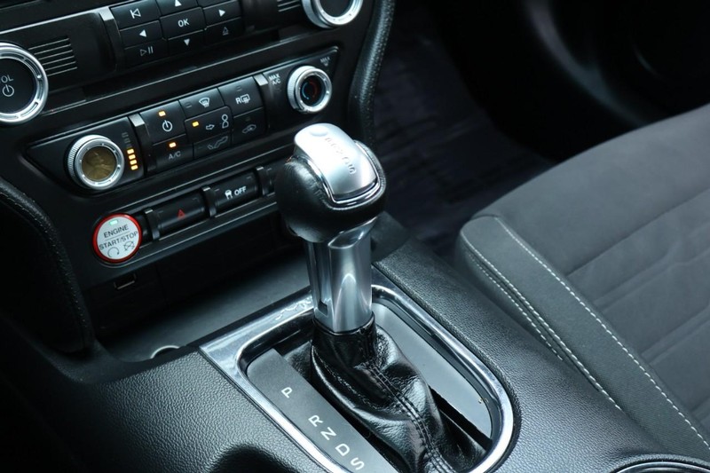 Ford Mustang Vehicle Full-screen Gallery Image 32