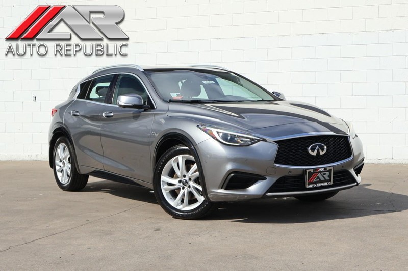 INFINITI QX30 Vehicle Full-screen Gallery Image 01