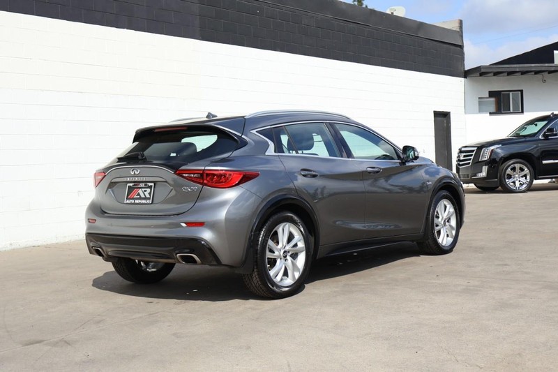 INFINITI QX30 Vehicle Full-screen Gallery Image 05