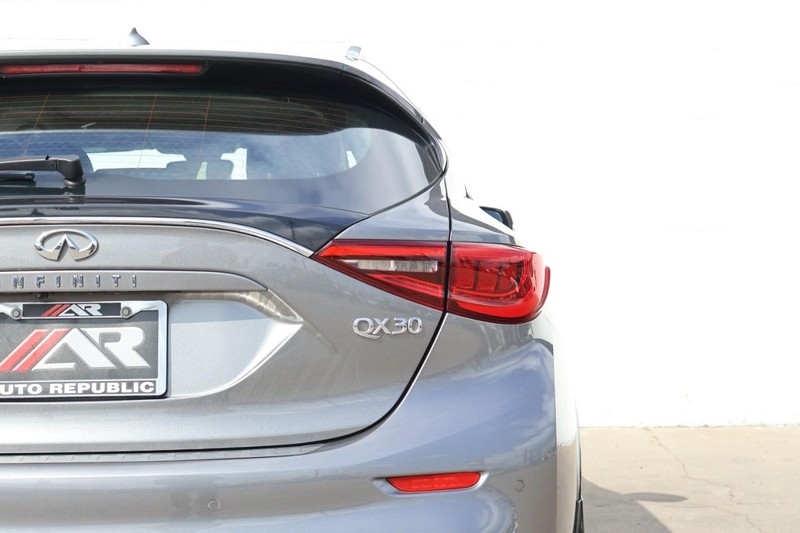 INFINITI QX30 Vehicle Full-screen Gallery Image 07