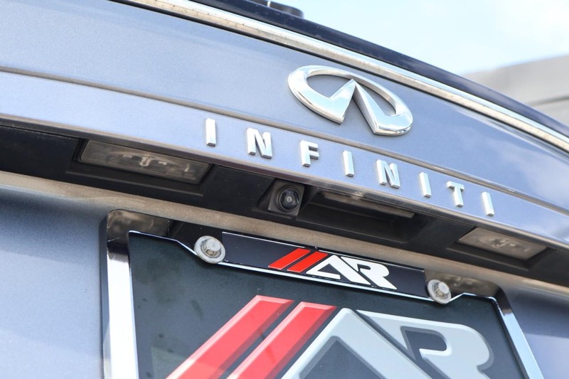 INFINITI QX30 Vehicle Full-screen Gallery Image 08