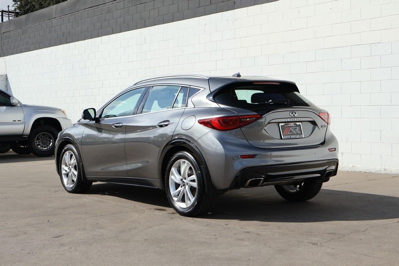 INFINITI QX30 Vehicle Full-screen Gallery Image 10