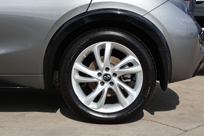 INFINITI QX30 Vehicle Full-screen Gallery Image 14