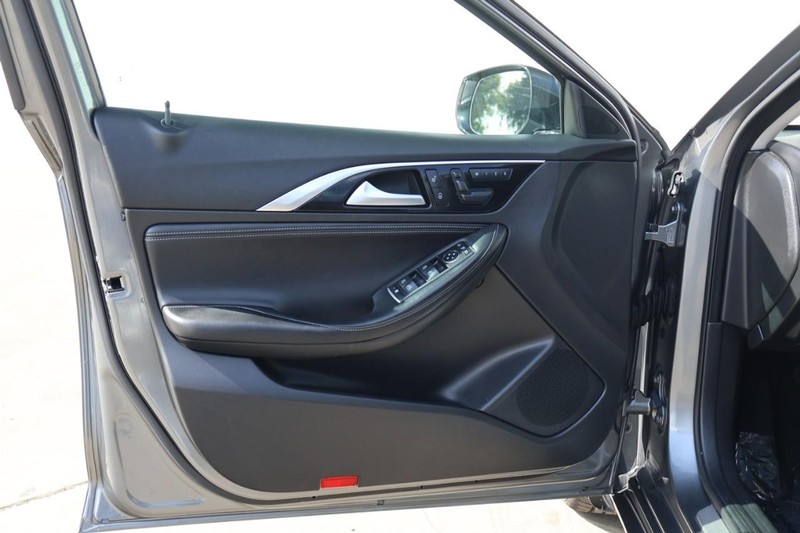 INFINITI QX30 Vehicle Full-screen Gallery Image 15