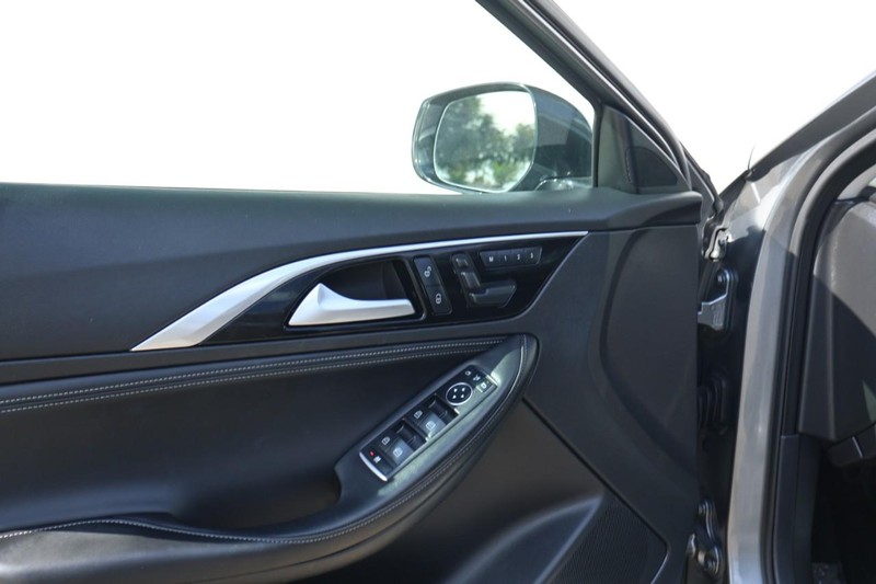 INFINITI QX30 Vehicle Full-screen Gallery Image 16