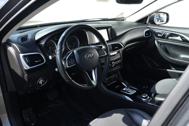 INFINITI QX30 Vehicle Full-screen Gallery Image 17