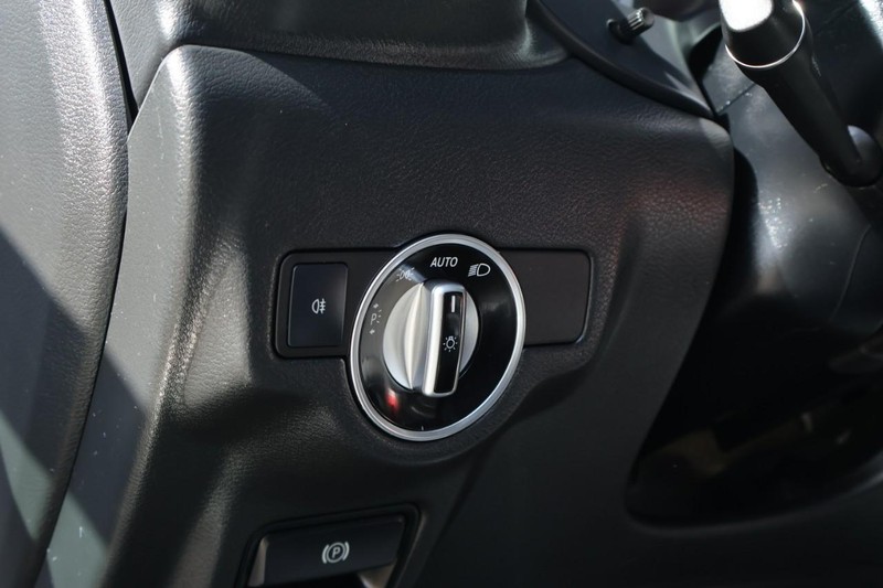 INFINITI QX30 Vehicle Full-screen Gallery Image 18