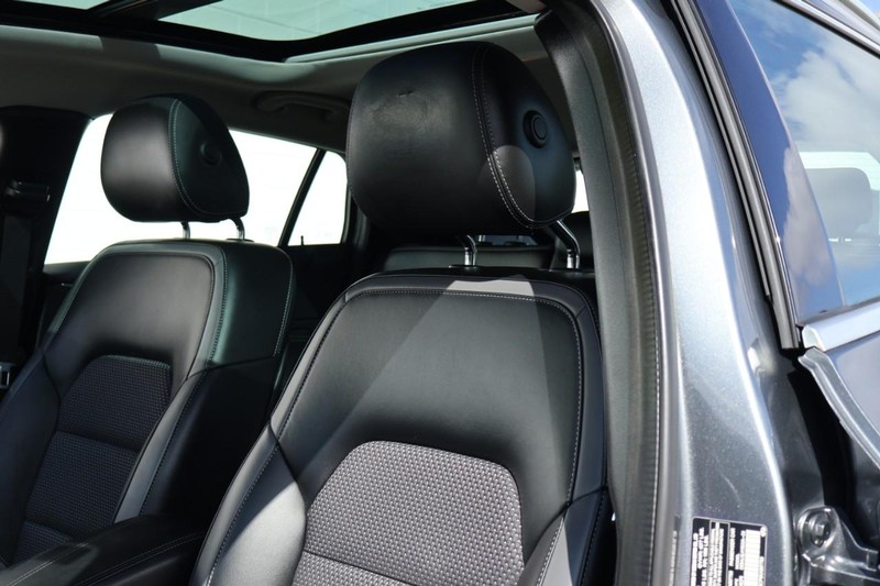 INFINITI QX30 Vehicle Full-screen Gallery Image 20